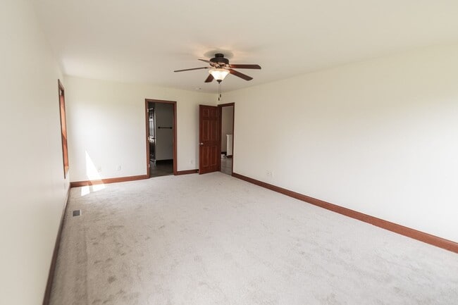 Building Photo - 3 Bedroom / 2 Bathroom Home for Rent in Va...