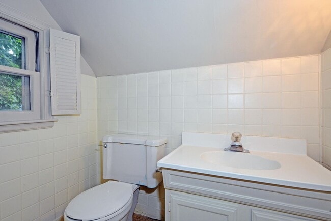 Building Photo - Beautiful 3-Bedroom 1.5-Bathroom Available...