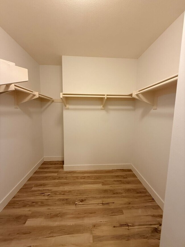 Building Photo - Beautiful 4 Bedroom, 2.5 Bathroom Home in West Irvine Pointe Community