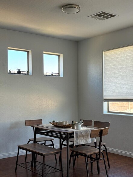 Building Photo - 3131 S Chatsworth Cir