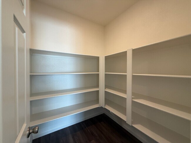Building Photo - 3 bedroom, 2 bathroom home located in the vibrant community of Madera, CA