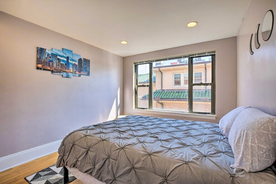 Building Photo - 7423 N Sheridan Rd