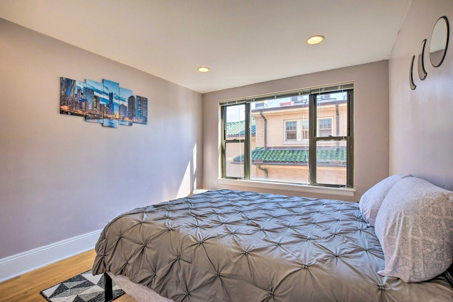 Building Photo - 7423 N Sheridan Rd