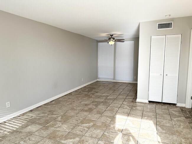 Building Photo - 3402 Ocean Dr