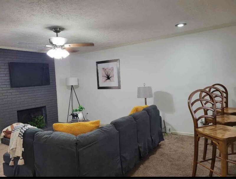 Building Photo - 8096 Woodlake Dr
