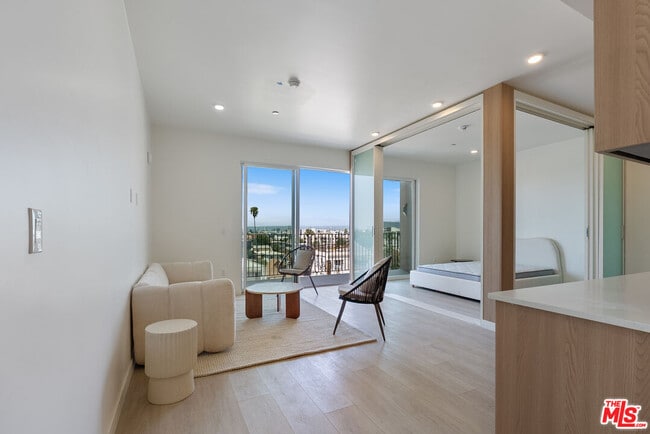 Building Photo - 1124 Normandie Ave