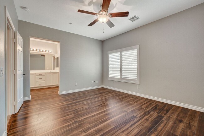 Building Photo - Gorgeous Three Bedroom in the Northwest!