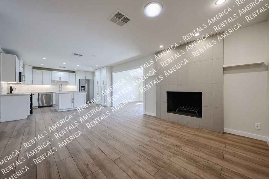 Building Photo - 105 E Hermosa Dr