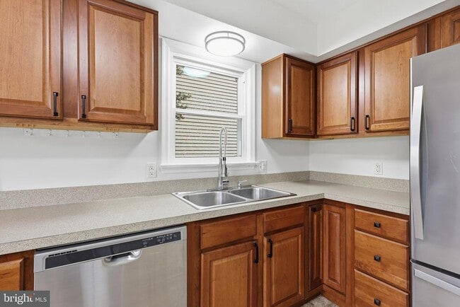 Building Photo - 405 Willow Lawn Dr