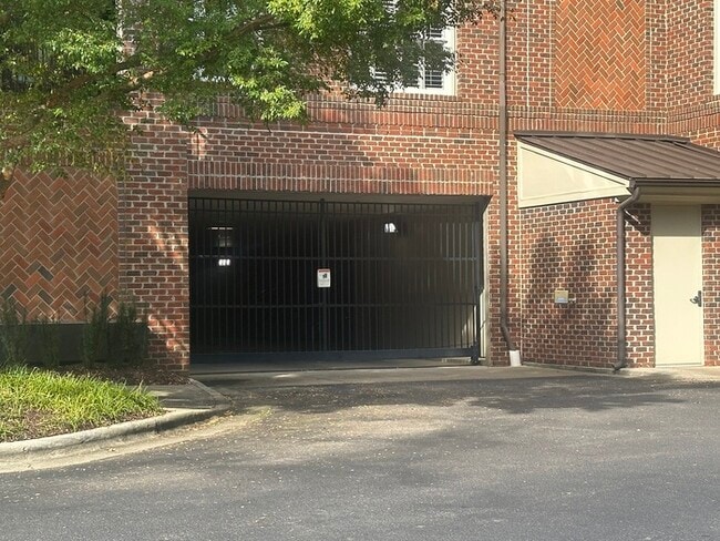 Building Photo - Downtown Raleigh 2 Bed 2 Bath Condo w/ cov...