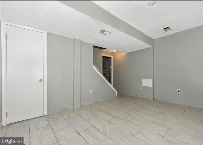 Building Photo - 381 W Thornhill Pl