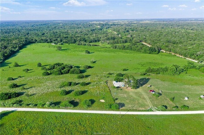 Building Photo - 7 acres with 5 bed, 3 bath less than 25 mi...