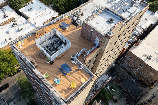Building Photo - 1325 W Wilson Ave