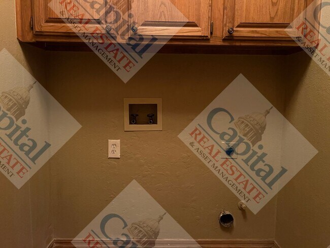 Building Photo - Charming 3 Bedroom