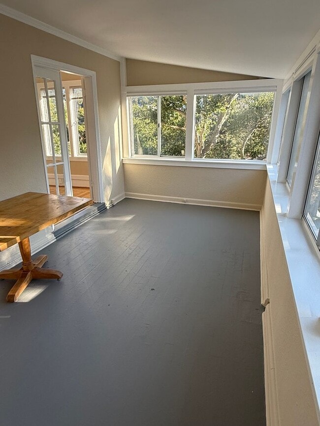 Building Photo - Great 2 Bedroom Rental Home in Crocker Highland District