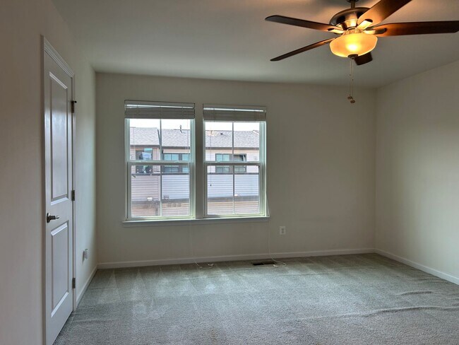 Building Photo - 4 level townhome in Westmoore ready for mo...