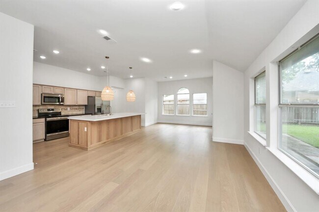 Building Photo - 38 Bayou Springs Ct