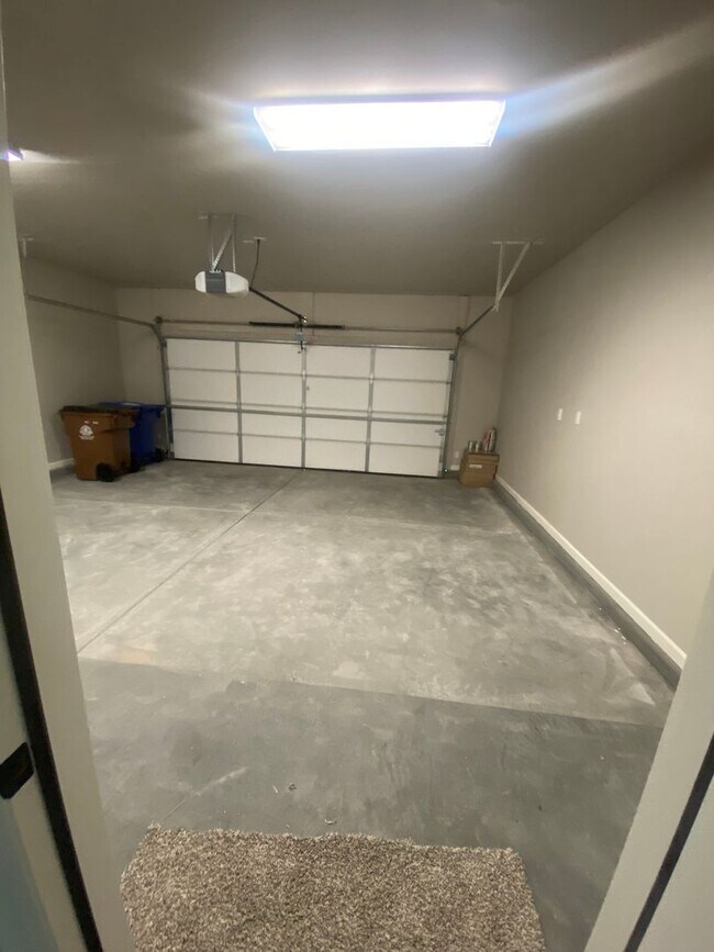 Building Photo - Newer 3 Bedroom+ Office Near Red Hawk Golf Course