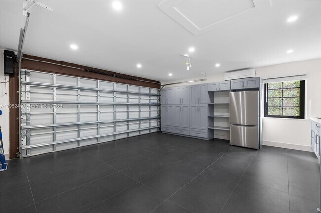 Building Photo - 3519 Toledo St