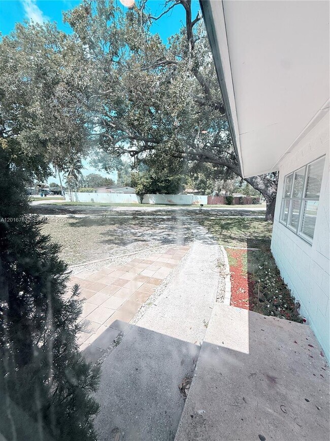 Building Photo - 1606 NW 12th Ave