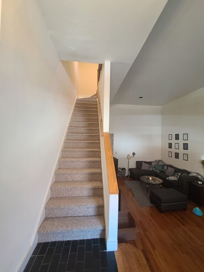 Building Photo - Spacious 2BR/1.5BTH w/ HW Floors, New Kitc...