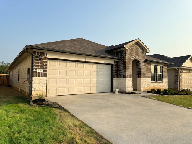 Building Photo - 4 BR + OFFICE/ 3 BA in Seguin - 2042 SF on GREENBELT - Arroyo Ranch!