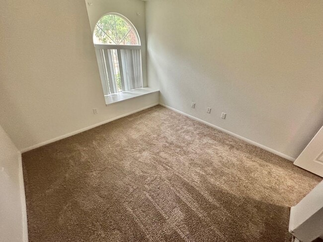 Building Photo - SPACIOUS 3 BEDROOM GROUND FLOOR CONDO