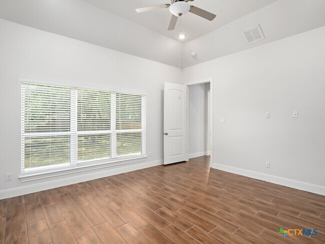 Building Photo - 530 Carriage House