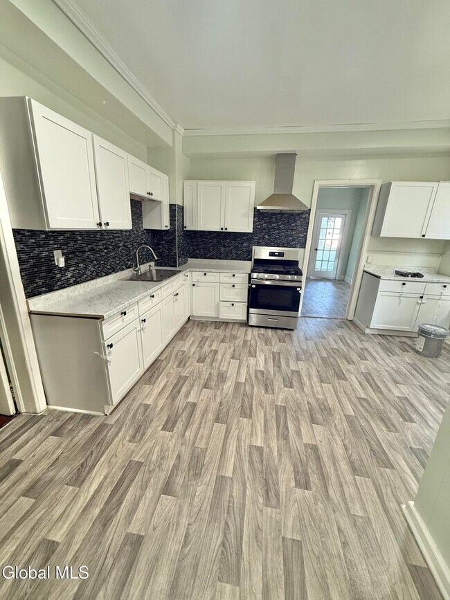 Building Photo - 70 Academy St