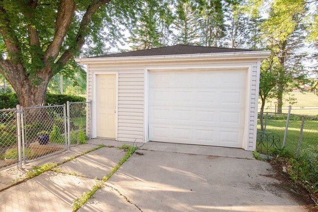 Building Photo - 3bed 2bath Available For Rent in Easy Access Area!