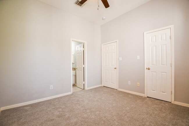 Building Photo - 1813 Gillette St