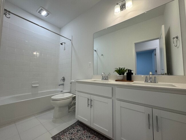 Building Photo - Modern 4 Bed 3.5 Bath Interior Townhome In Manassas City