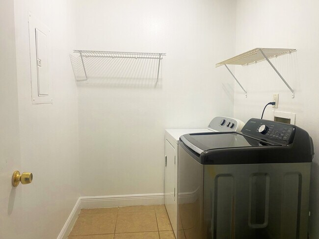 Building Photo - 1104 SE 8th St