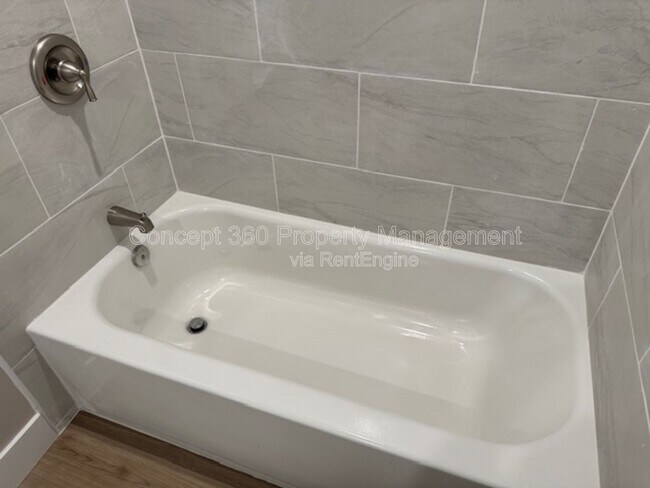 Building Photo - 318 E Heath Ln