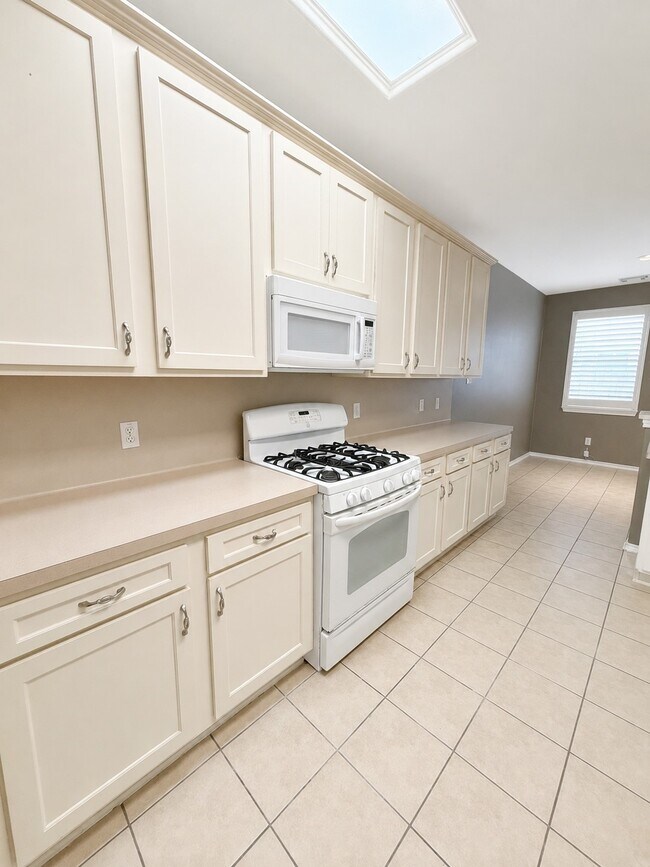Building Photo - 16619 Newglen Ln