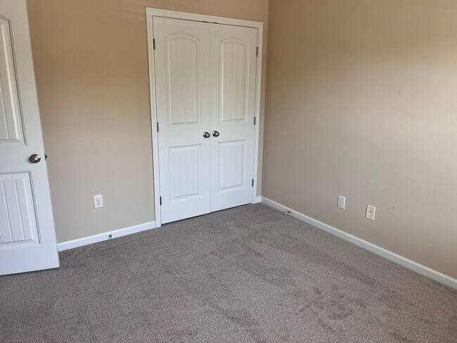 Building Photo - Lovely 3 Bedroom Townhouse in Raleigh!!