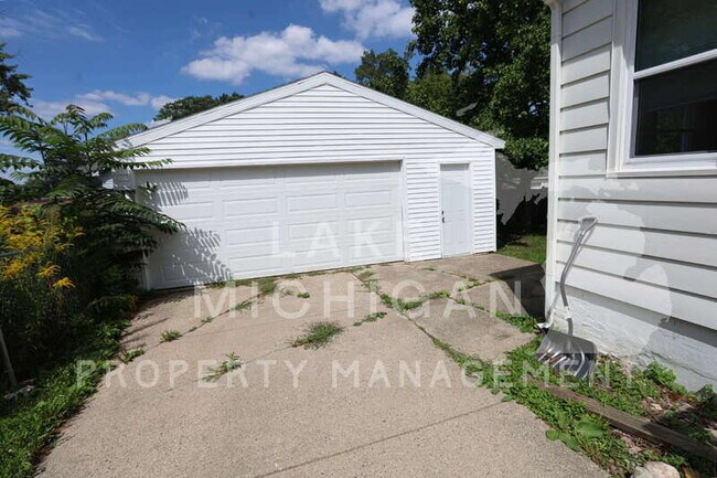Building Photo - 841 Capen St NE