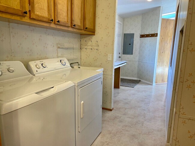 Building Photo - 3 Bedroom 2 Bathroom house in Crooked River Ranch with huge views and a shop!