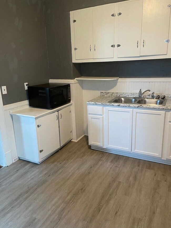 Building Photo - 917-919 W 7th St