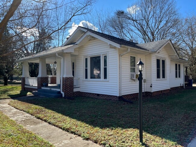 Building Photo - Charming 2-bedroom, 1-bathroom house