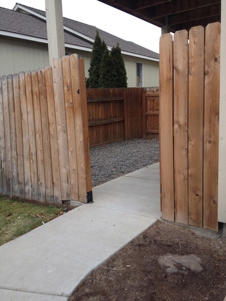 entrance - 2140 SW 35th Pl. (H)