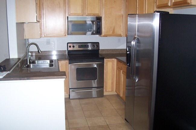 Building Photo - Beautiful 3 Bedroom 2 Bathroom Condo Cats ...