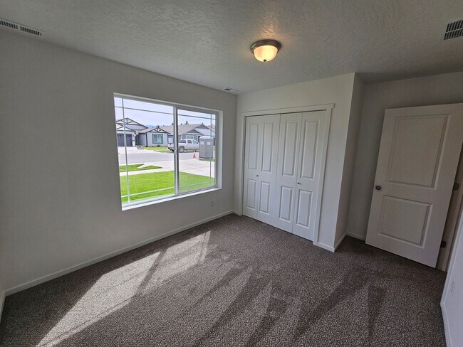 Building Photo - Beautifully Home in the Valley