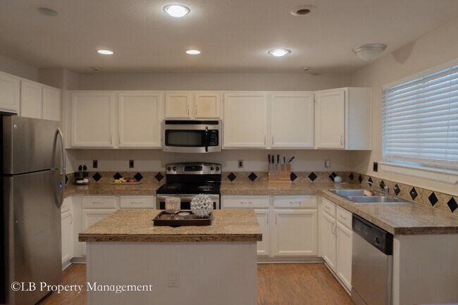 Building Photo - 4780 N Foxtail Dr