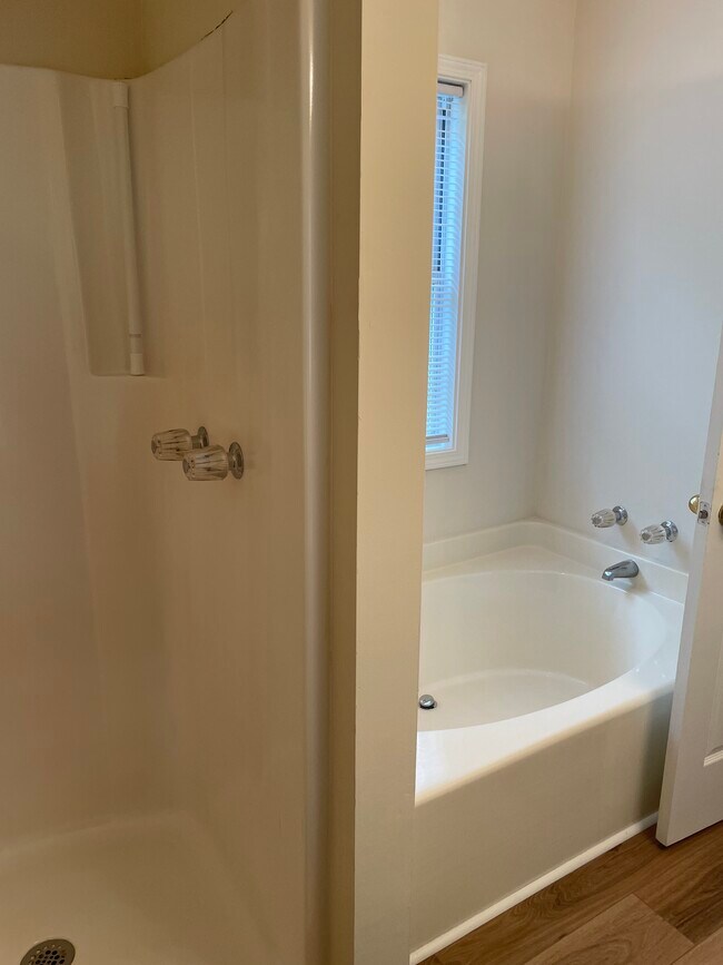 Soakers, tub and shower - 407 Leslie Ct