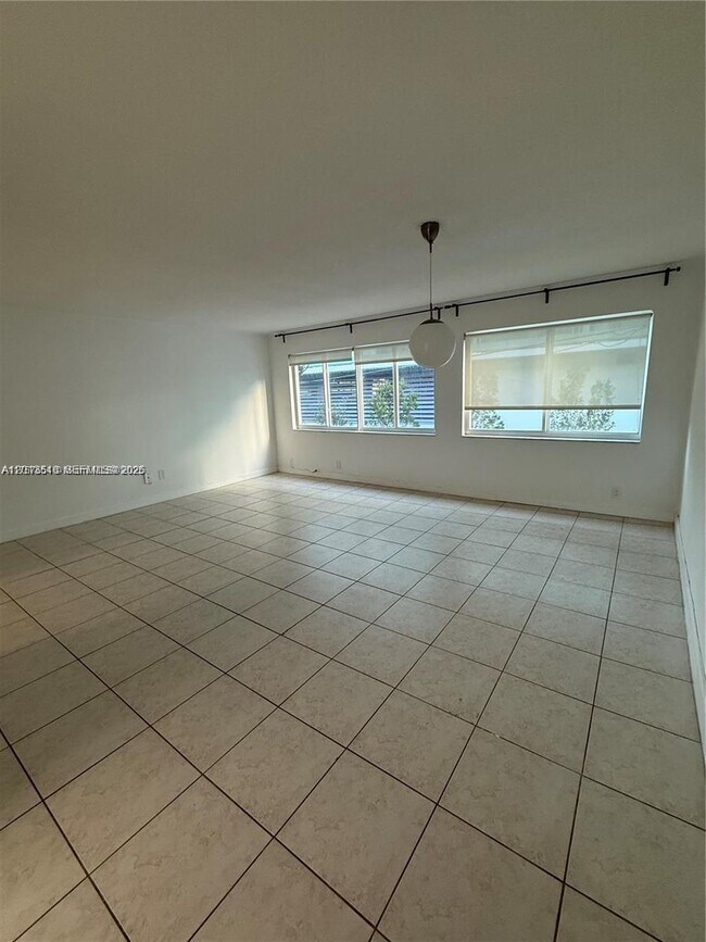 Building Photo - 9971 W Bay Harbor Dr