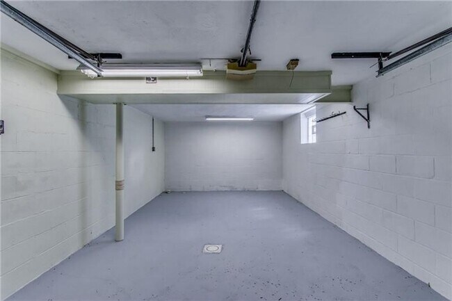 Building Photo - Beautiful 3 Bed / 1.5 Bath with Garage and Large Yard - Available May!!