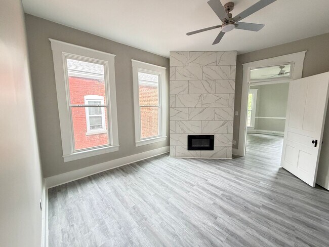 Building Photo - Huge 4 Bed and 2.5 Bath Home!