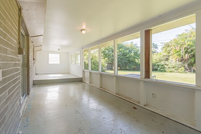 Building Photo - Annual Rental – Pet-Friendly Charming Napl...