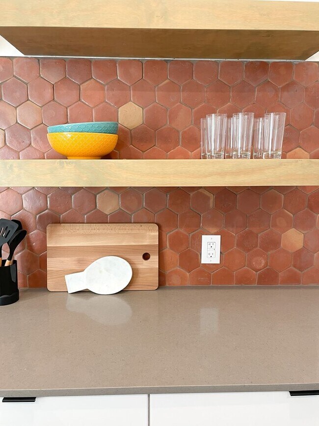 Building Photo - 2709 E 5th St.